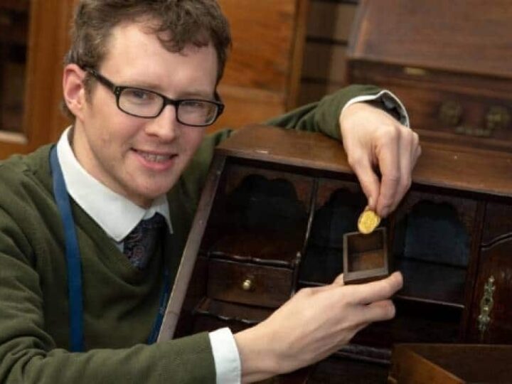 Secret drawer reveals hidden treasure! Furniture valuer strikes GOLD in old bureau