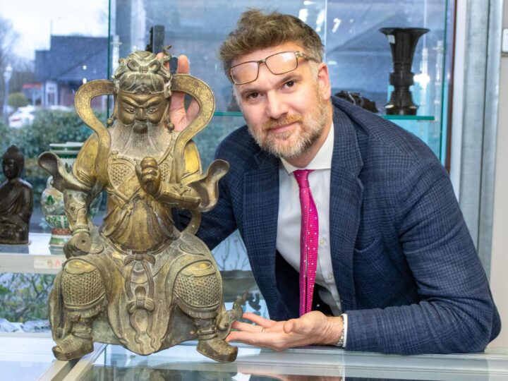 Chinese bronze of emperor &#8211; missing a sword &#8211; sparks intense auction battle and jaw-dropping result