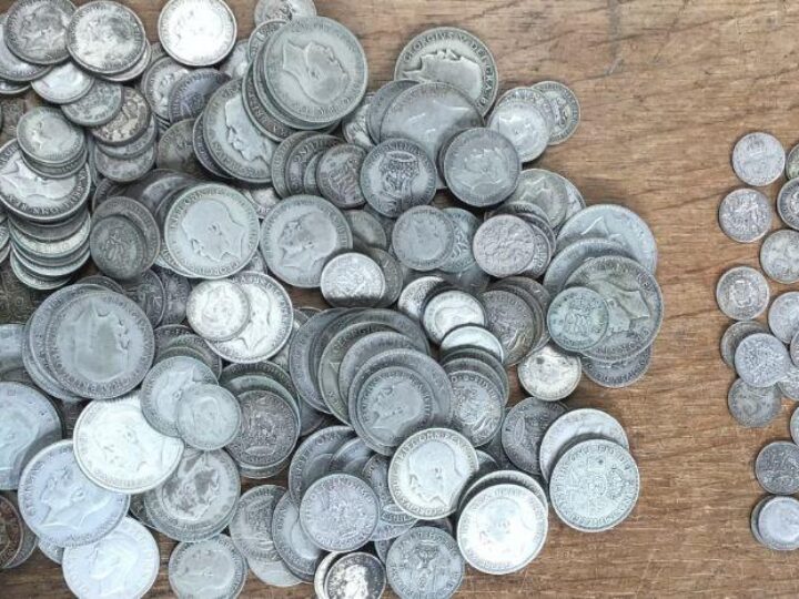 Secret 1,000-strong coin collection &#8211; uncovered in Luton house &#8211; achieves thousands at auction