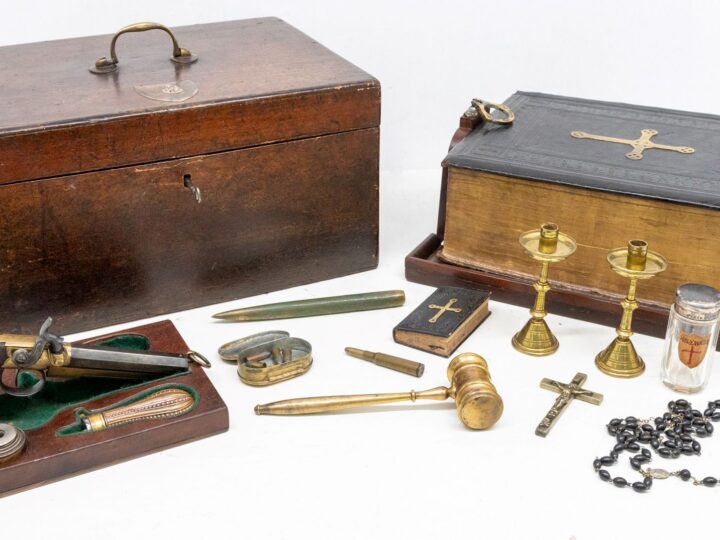 Spooky vampire-slaying kit set to spark auction bidding battle