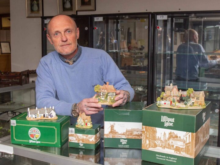 Collection of Lilliput Lane miniature cottages and buildings impresses under the hammer