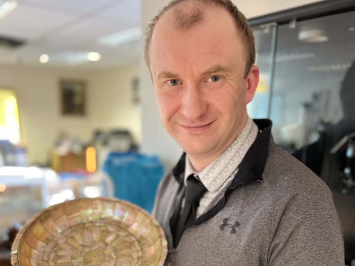 Hansons Auctioneers Launches Expert-Led Valuation Mornings with Renowned Antiques Valuer Edwyn Pym at Etwall Saleroom